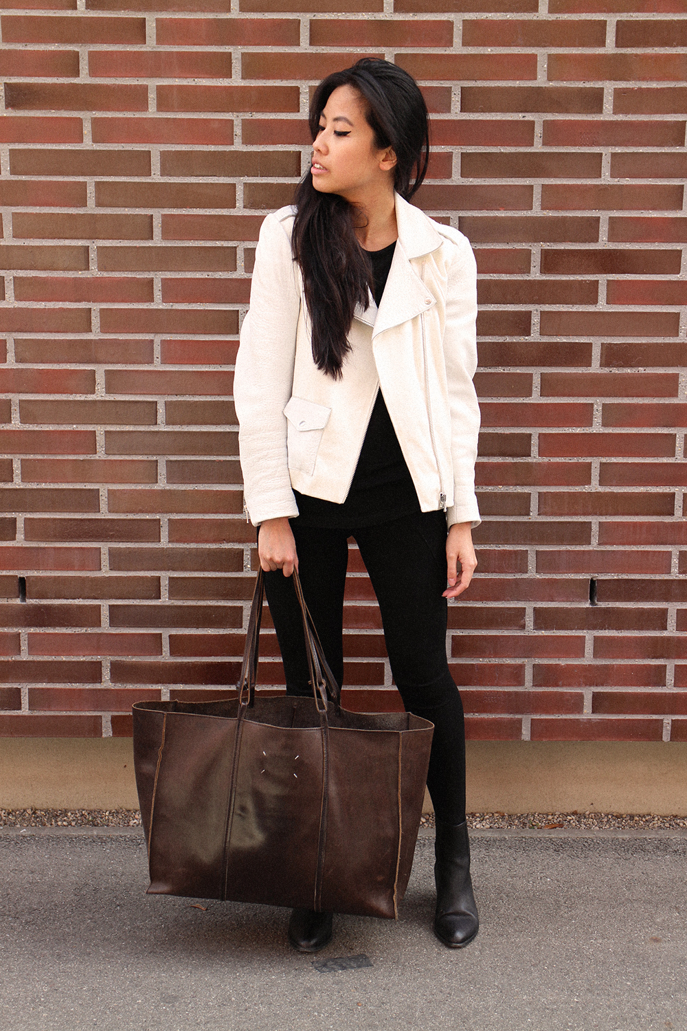 IHEARTALICE.DE – Fashion & Travel Blog: All Black Everything Look wearing White Sandro Leather Jacket