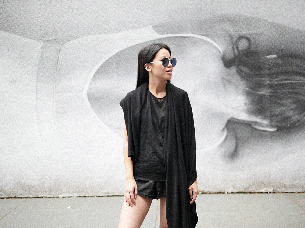 IHEARTALICE.DE – Fashion & Travel Blog: All Black Everything Look wearing Helmut Lang Top, Chelsea Boots