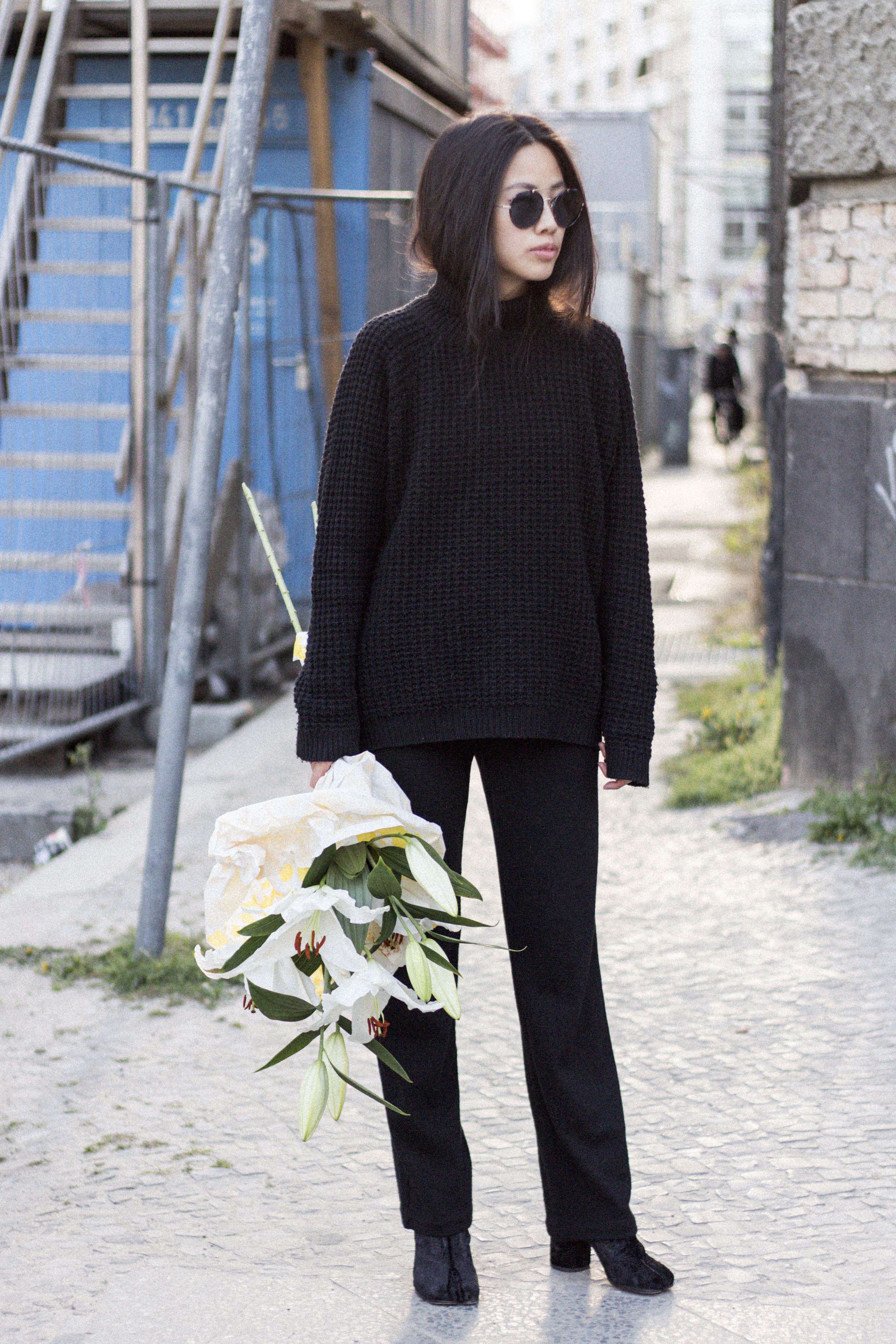 IHEARTALICE.DE – Fashion & Travel-Blog by Alice M. Huynh from Berlin/Germany: All black Everything Look wearing Max Mara Weekend Flare Pants, Maison Martin margiela Tabi Boots, Turtleneck Knit & Prada Shades / OOTD